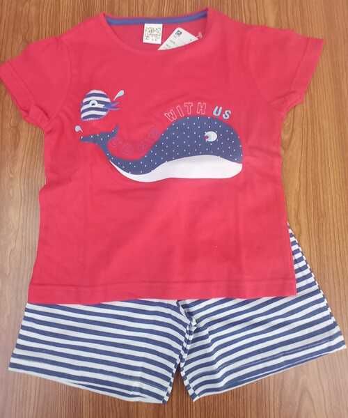 conjunto para bebé de verano camisa roja y pantalón corto a rayas azul y blanco