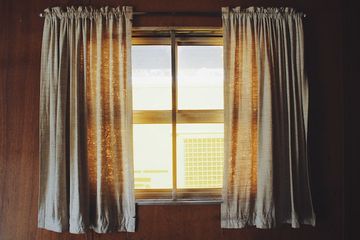 ventana con una cortina gris
