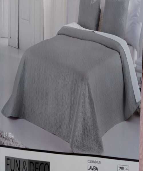 colcha de cama color gris